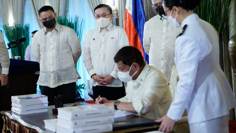 Duterte signs P5-T 2022 budget, Migrant Worker Department