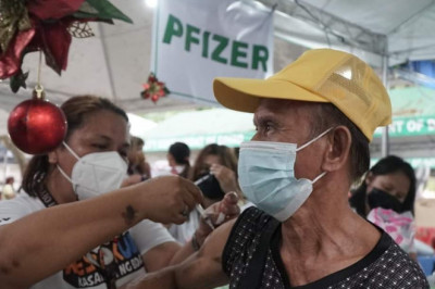 Mga senior citizens, muling hinimok na magpabakuna kontra COVID sa gitna ng pagtaas  ng kaso at bantang Omicron variant