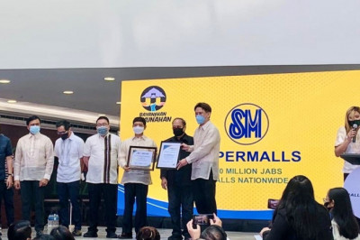 SM Supermalls awarded as government’s largest  private sector partner for vaccination program
