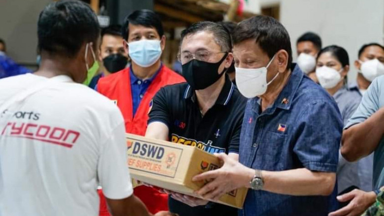 Duterte leads relief distribution in Leyte on Good Friday