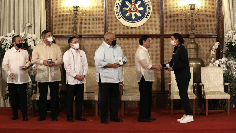 Duterte commends Filipino athletes in 31st Sea Games