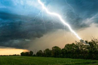 Lightning  burns vice mayor's house in Cebu Province