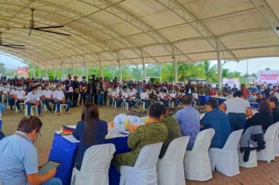 199 ex-NPA rebels in Caraga Region pledge allegiance to gov’t;  receive aid