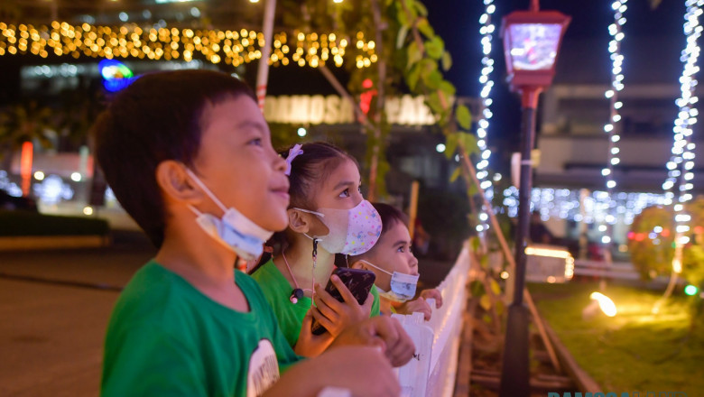 Watching Christmas at Damosa  Land