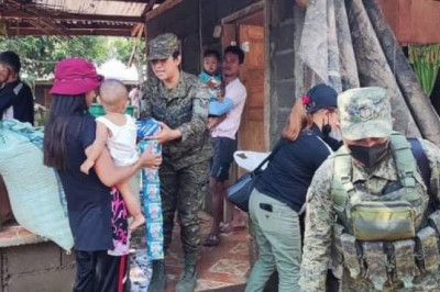 Soldiers, stakeholders send help to Maguindanao