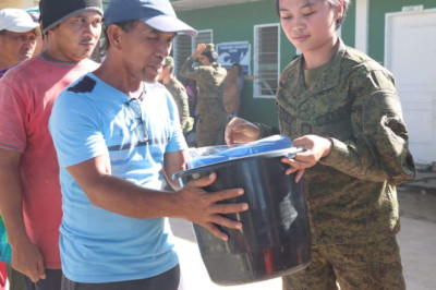 Soldiers donate portion of allowance for Typhoon Paeng victims