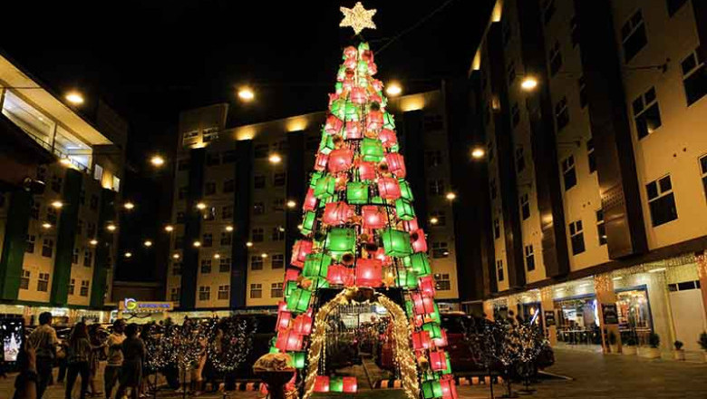 Rogen Inn lights up first Christmas Tree