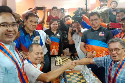 Chess legend Eugene Torre gets 18 wins in simul games with participants of Ozamis Charter Day chessfest