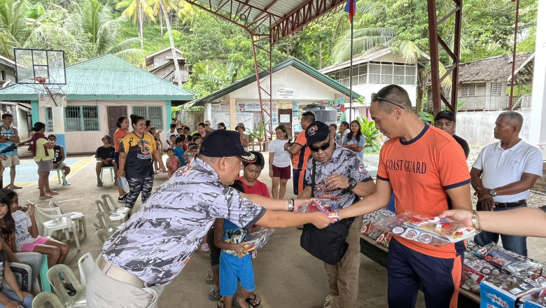 120 pupils sa IGACOS, nakadawat ug school supplies gikan Coast Guard