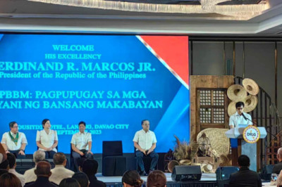 Pres Marcos leads distribution of aid to families of slain and wounded enforcers