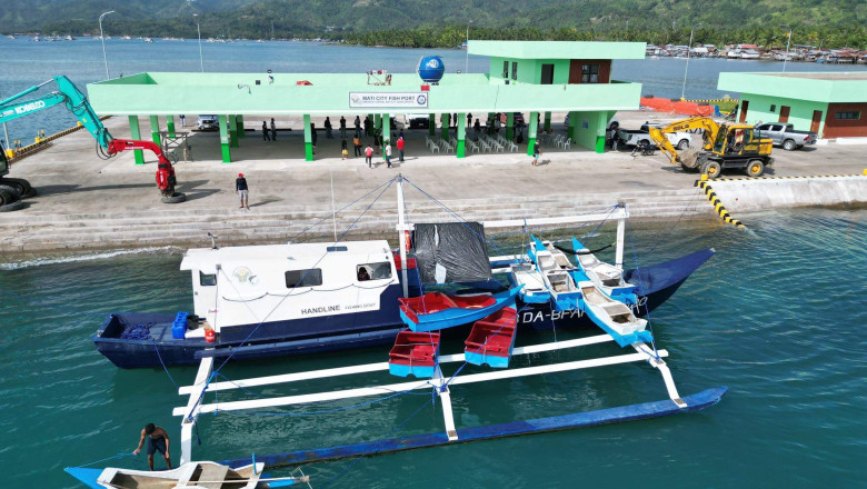BFAR nihatag ug P8-M fishing vessel sa mga mananagat sa Mati City