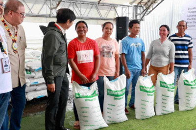 Pres. Marcos gives  financial aid  to families in Caraga Region
