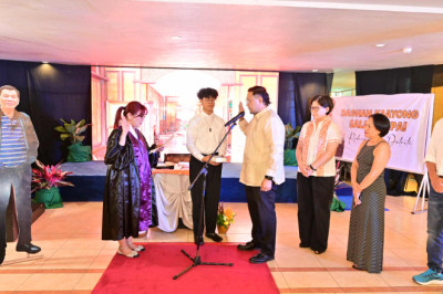 Dutertes Take Oath of Office