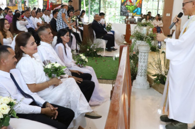 10ID facilitates mass wedding  for Ex-NPA rebels, soldiers