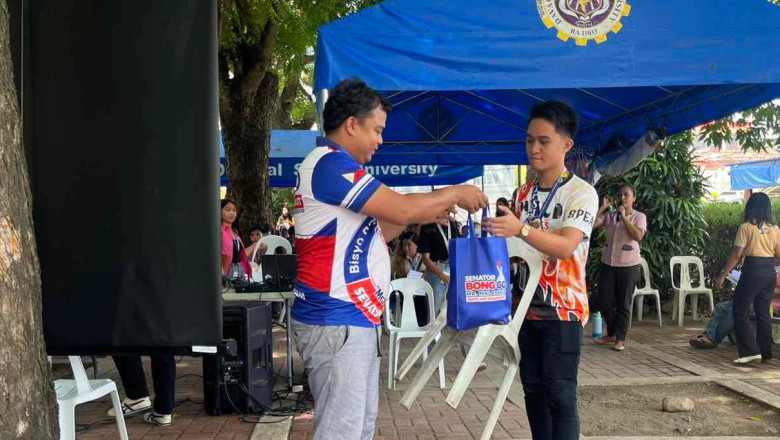 Bong Go extends support to scholars in Davao Oriental